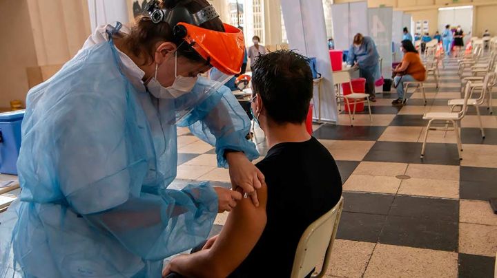 Comenzaron a aplicar el tercer refuerzo de la vacuna anticovid