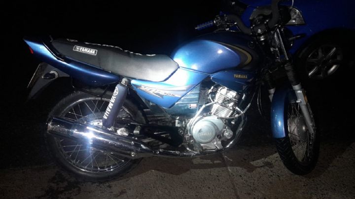 Iban en una moto robada, llegó la Policía y la abandonaron
