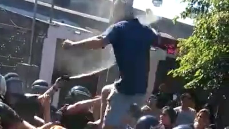 Video: la furia de padres en un jardín de infantes por abusos