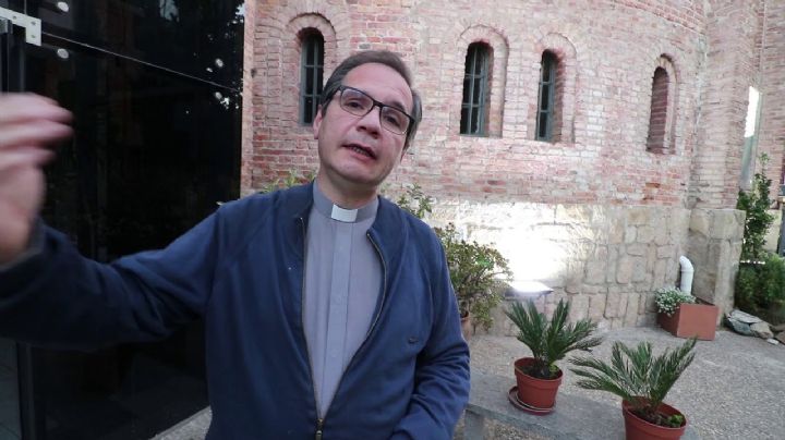 La salida del párroco Mario Bernabey dividió las aguas en Carlos Paz