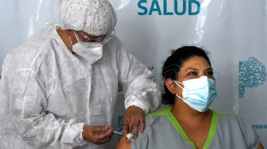 La protección de las vacunas disminuye en mayores a los seis meses