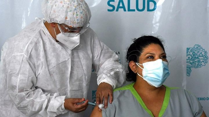 La protección de las vacunas disminuye en mayores a los seis meses
