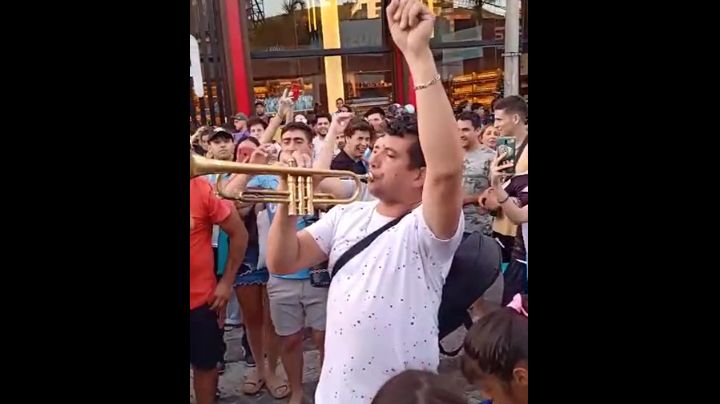 VIDEO: Fernando, el carlospacense que enloqueció a la multitud con el himno