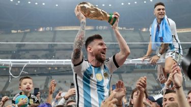«La Scaloneta» emprendió el regreso a casa con la Copa del Mundo