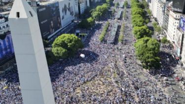Miles de hinchas esperan por «La Scaloneta» en el Obelisco