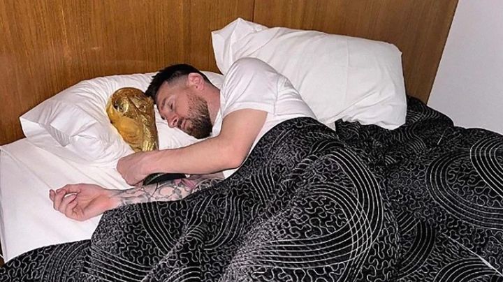 Las fotos de Messi durmiendo con la Copa del Mundo