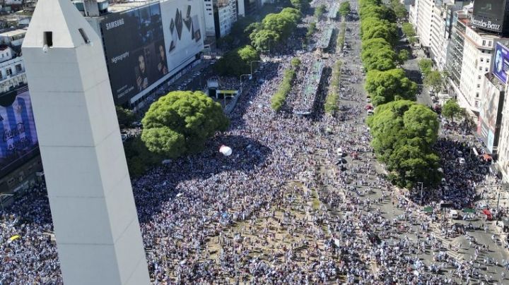 Miles de hinchas esperan por «La Scaloneta» en el Obelisco