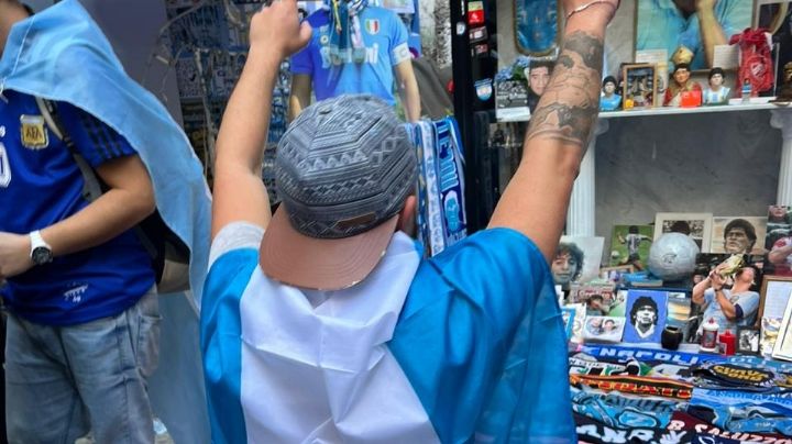 Hinchas argentinos viajaron a Nápoli y le dedicaron la copa a Maradona