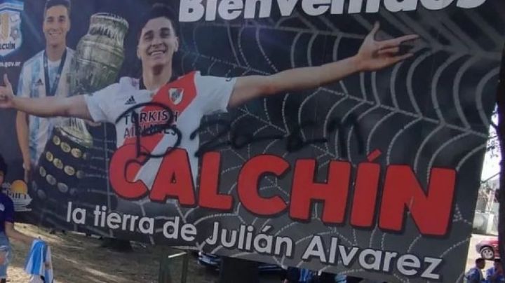 Vandalizaron el cartel de Julián Álvarez en el ingreso a Calchín