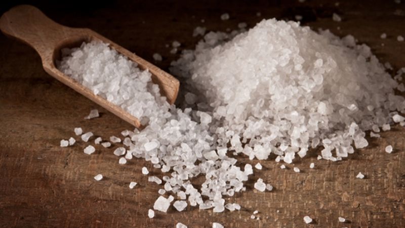 Ventajas de usar sal gruesa en las comidas