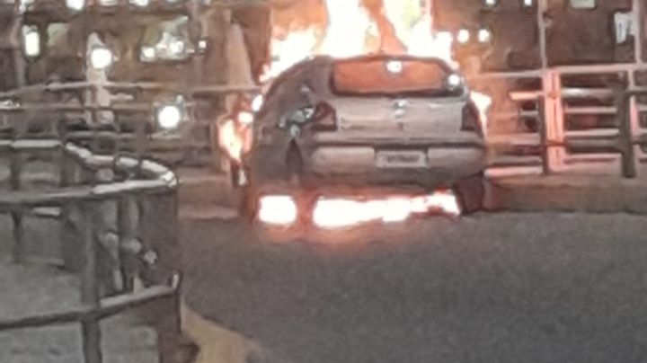 Carlos Paz: se incendió un auto en el puente del centro