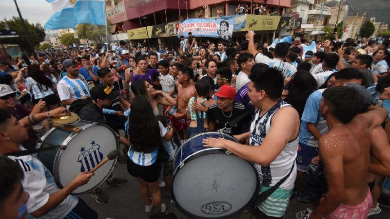Cosquín se vistió de celeste y blanco tras el triunfo argentino