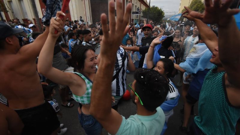 Cosquín se vistió de celeste y blanco tras el triunfo argentino