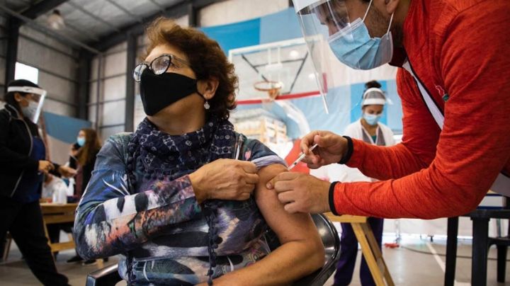 ¿Quiénes recibirán una cuarta dosis de la vacuna contra el Covid?