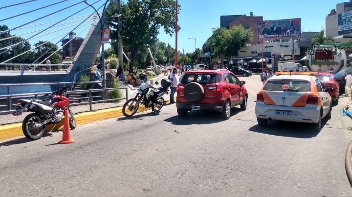 Choque entre un auto y una moto a metros del puente peatonal