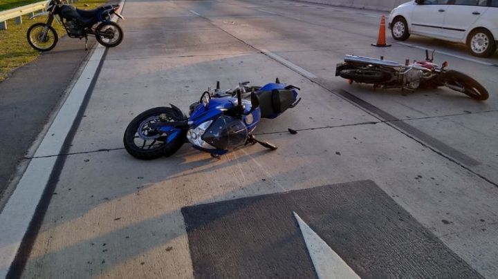 Dos motociclistas heridos en un choque a metros del Estadio Kempes
