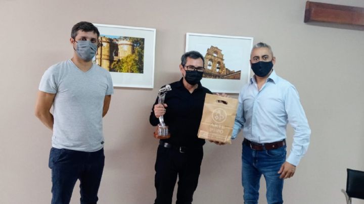 Jesús María reconoció a su artista premiado con el Carlos