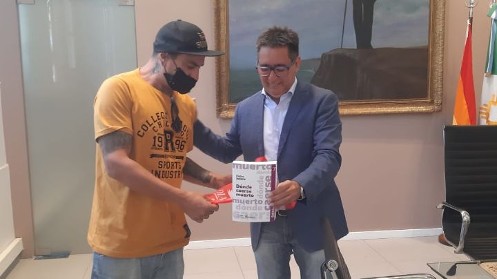 Pochosky le obsequió un libro de Solans al intendente Martínez