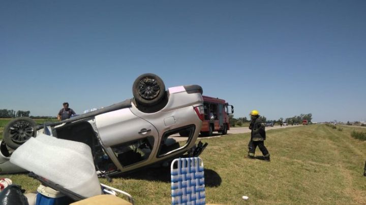 Cuatro heridos al volcar un auto en la autopista Córdoba - Rosario