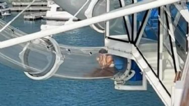 Viral: Una mujer quedó atrapada en el tobogán de un enorme crucero