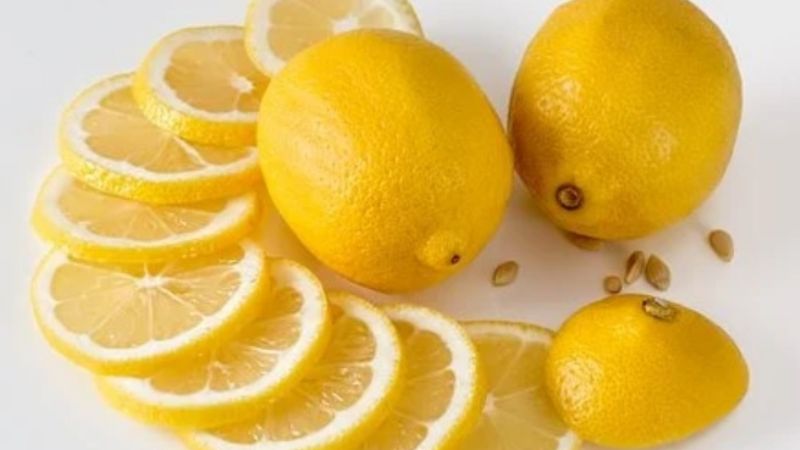 Razones por las que debes colocar un limón al lado de tu cama
