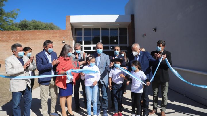 Schiaretti inauguró un edificio escolar en Río Ceballos