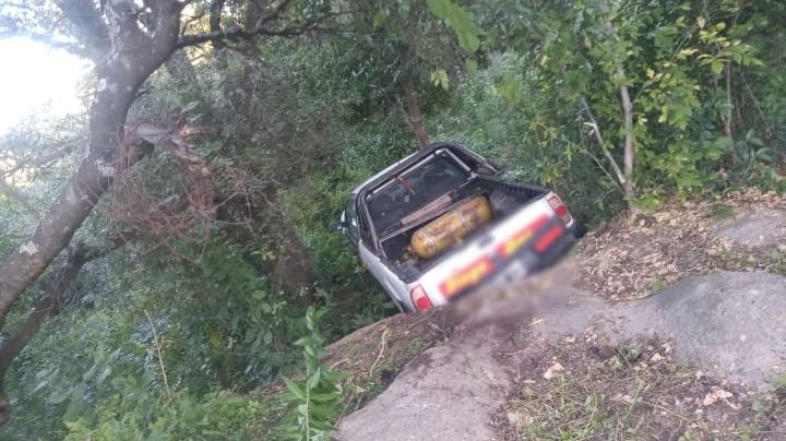 Vecino de Tanti perdió el control de su camioneta y cayó a un barranco