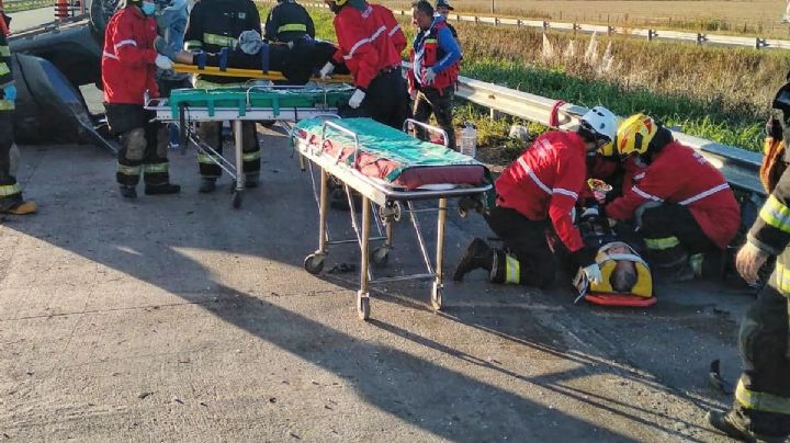 Dos personas heridas al volcar en la autopista Córdoba - Rosario