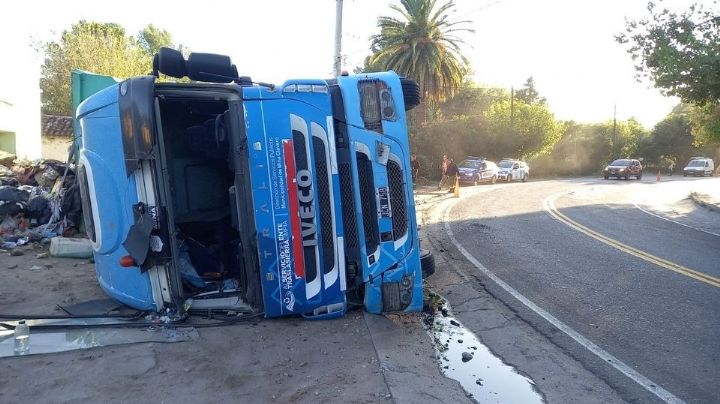 Un conductor herido tras volcar un camión en Traslasierra