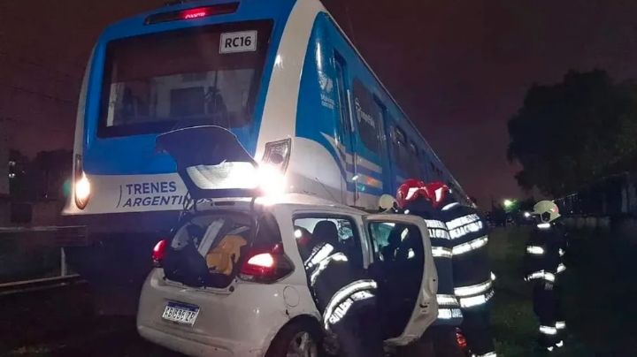 Villa Luro: un tren arrolló un auto y rescataron al conductor