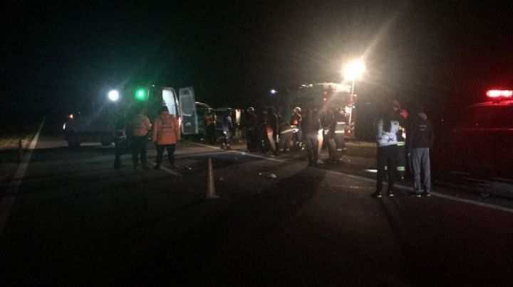 Autopista Córdoba-Rosario: un muerto y dos heridos graves tras volcar una camioneta