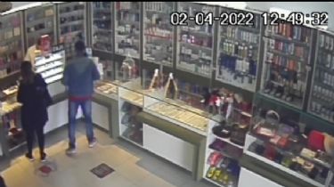 Así robaron una farmacia en pleno centro, el video de las cámaras