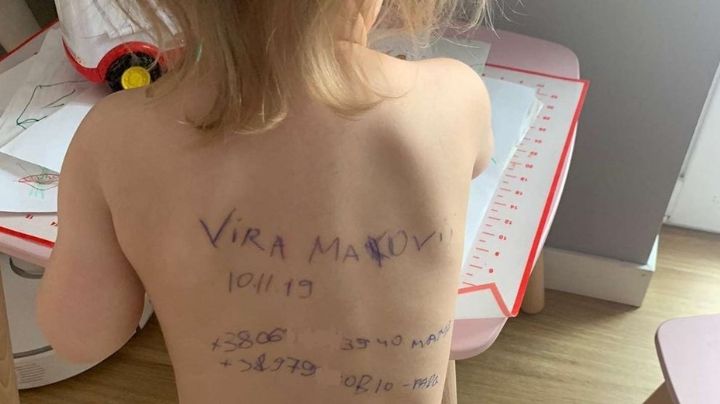 Ucraniana escribió los datos de contacto en su bebé por si es asesinada