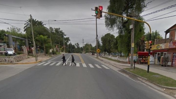 Camión chocó a una moto en el semáforo de Bv Sarmiento