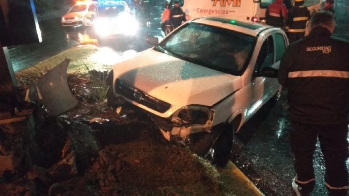 Carlos Paz: perdió el control del auto y chocó el cartel del semáforo
