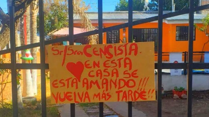 Carlos Paz: Una pareja apasionada le dejó un insólito cartel a la censista