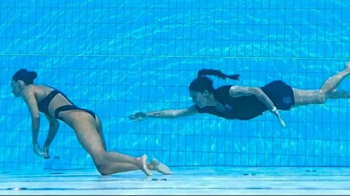 Nadadora se desmaya enplena competencia: su entrenadora saltó a rescatarla