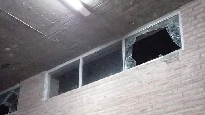 Atacaron a piedrazos el colegio IPEM 332 de Villa Santa Cruz del Lago