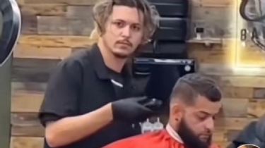 Furor por el peluquero parecido a Johhny Depp