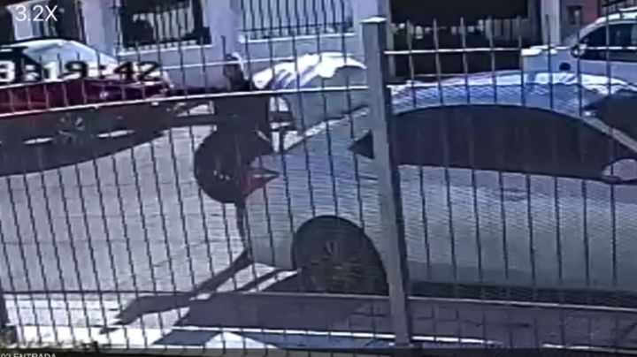 Vídeo: Así abrieron y desvalijaron un vehículo en Villa Domínguez