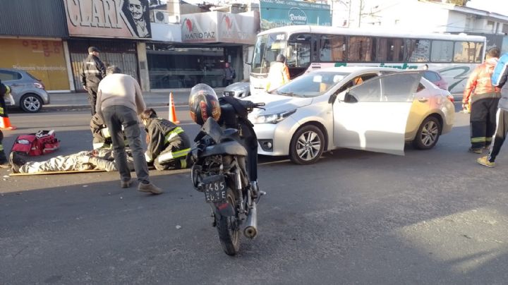Un motociclista fue chocado por un auto en la Avenida San Martín
