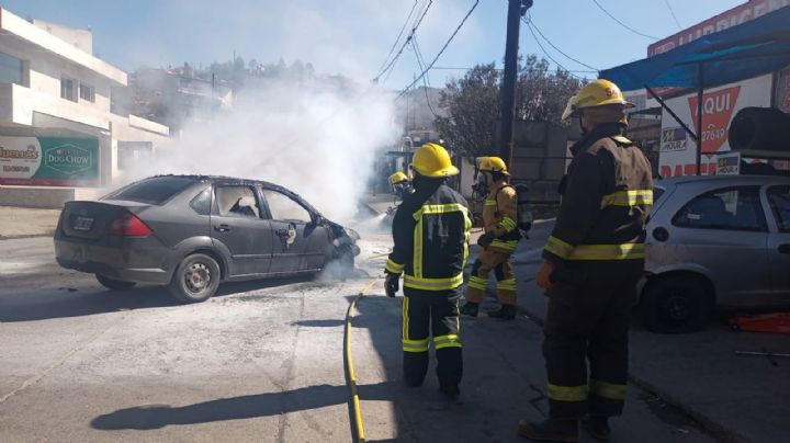 VIDEO: Iba manejando y su auto comenzó a prenderse fuego
