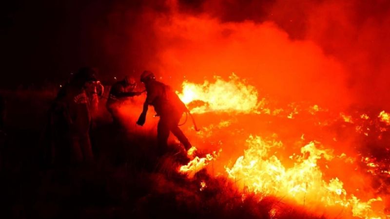 Las impresionantes imágenes de la lucha contra el fuego en La Cumbre