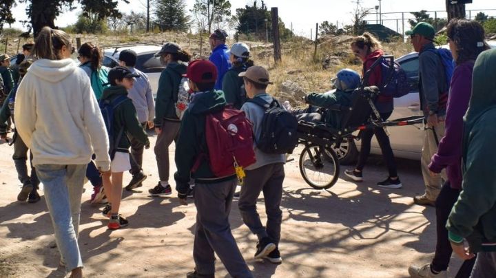La Falda: entregaron una silla de trekking adaptada a un grupo de estudiantes