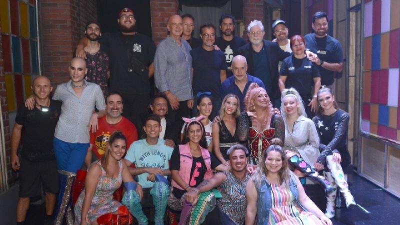 Regalos, selfies y ovación, la visita de Rodríguez Larreta a «Kinky Boots»