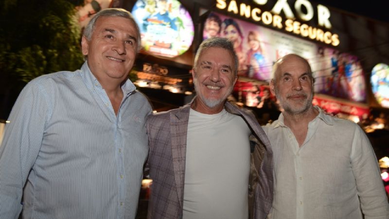 Regalos, selfies y ovación, la visita de Rodríguez Larreta a «Kinky Boots»