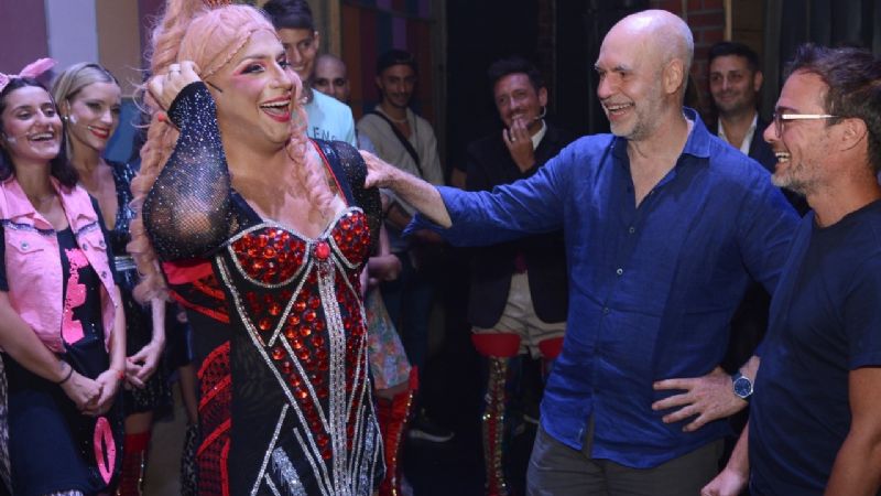 Regalos, selfies y ovación, la visita de Rodríguez Larreta a «Kinky Boots»