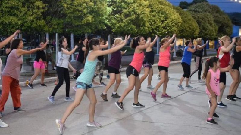 Siguen las clases de zumba en la Plaza Belgrano de Valle Hermoso