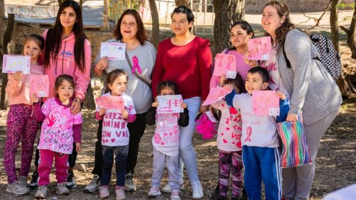 Niños de La Falda dejaron mensajes sobre la lucha contra el cáncer de mama