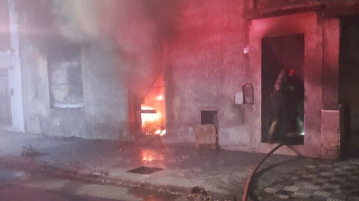 Se incendió una casa en Córdoba, hubo intoxicados y una joven herida